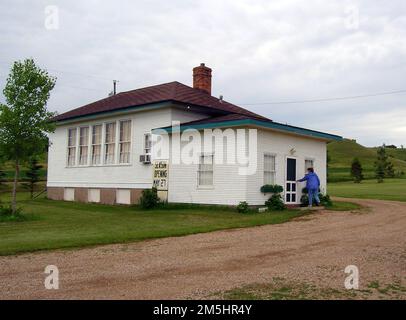 Chemin pittoresque de la vallée de la rivière Sheyenne - visite de l'école King. Un visiteur s'approche de King School. King School, qui a fermé ses portes aux étudiants en 1967. King School était la dernière école d'une pièce en service dans le comté de Barnes. Emplacement : Dakota du Nord (46,678° N 97,967° O) Banque D'Images