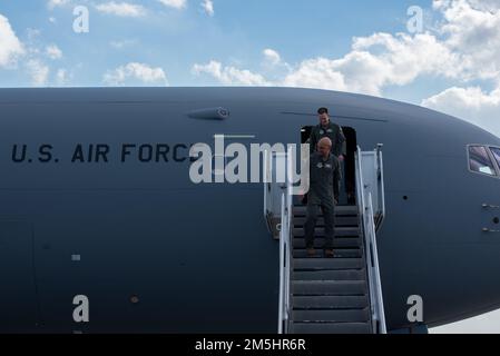 ÉTATS-UNIS Le lieutenant-général de la Force aérienne Brian Robinson, commandant adjoint du Commandement de la mobilité aérienne, quitte un nouveau KC-46A Pegasus lorsqu'il arrive à la base interarmées McGuire-dix-Lakehurst, New Jersey, le 18 mars 2022. Robinson a personnellement livré l'avion aux ailes de mobilité aérienne 305th et 514th qui exploitent et entretiennent l'avion avec le soutien d'installation de l'aile de la base aérienne 87th. Il s'agit du sixième KC-46 des 24 attendus qui sera stationné à la base conjointe MDL. Banque D'Images