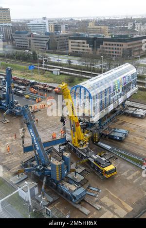 ZOETERMEER - la section de pont du pont Nelson Mandela au-dessus du A12 sera enlevée. Au début de décembre, la municipalité a fermé le pont sur établi et a sauté parce qu'il y avait un risque possible d'effondrement. La raison en a été deux enquêtes sur les fissures dans la construction. ANP LEX VAN LIESHOUT pays-bas - belgique OUT Banque D'Images