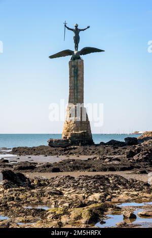 Le Monument américain, dit 'Ammy', sur la plage de Saint-Nazaire, en France, représente un soldat debout sur le dos d'un aigle. Banque D'Images