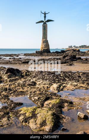 Le Monument américain, dit 'Ammy', sur la plage de Saint-Nazaire, en France, représente un soldat debout sur le dos d'un aigle. Banque D'Images