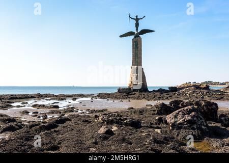 Le Monument américain, dit 'Ammy', sur la plage de Saint-Nazaire, en France, représente un soldat debout sur le dos d'un aigle. Banque D'Images