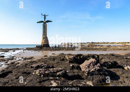 Le Monument américain, dit 'Ammy', sur la plage de Saint-Nazaire, en France, représente un soldat debout sur le dos d'un aigle. Banque D'Images