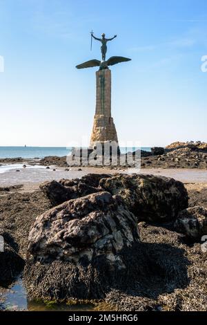 Le Monument américain, dit 'Ammy', sur la plage de Saint-Nazaire, en France, représente un soldat debout sur le dos d'un aigle. Banque D'Images