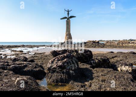 Le Monument américain, dit 'Ammy', sur la plage de Saint-Nazaire, en France, représente un soldat debout sur le dos d'un aigle. Banque D'Images