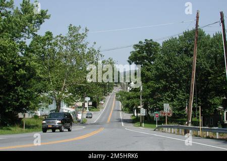 Traversez le passage de terre en travers - point of Rocks. Les arbres matures illuminent le chemin le long de Clay Street à point of Rocks. Point of Rocks, Maryland Banque D'Images