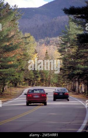 Chemin panoramique de Kancamagus - en voiture de l'autoroute de Kancamagus. À l'automne, les abatteuses se rentrent sur les routes. New Hampshire Banque D'Images