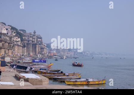 Varanasi, Uttar Pradesh, Inde - Nov 20 2022: Canotage à Varanasi, les touristes appréciant la promenade en bateau dans le gange pendant le lever du soleil dans le gange. Banque D'Images