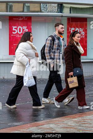 Dundee, Tayside, Écosse, Royaume-Uni. 29th décembre 2022. Météo au Royaume-Uni : sur un matin lumineux et humide de décembre dans le nord-est de l'Écosse, les températures ont chuté à 5°C. Malgré le temps froid et la réalité que l'inflation en Écosse est à un sommet de 41 ans, quelques personnes sont dehors et à pied des boutiques de High Street dans le centre-ville de Dundee à la recherche de ventes d'hiver, mais faire du shopping sagement. Crédit : Dundee Photographics/Alamy Live News Banque D'Images