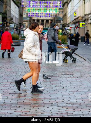 Dundee, Tayside, Écosse, Royaume-Uni. 29th décembre 2022. Météo au Royaume-Uni : sur un matin lumineux et humide de décembre dans le nord-est de l'Écosse, les températures ont chuté à 5°C. Malgré le temps froid et la réalité que l'inflation en Écosse est à un sommet de 41 ans, quelques personnes sont dehors et à pied des boutiques de High Street dans le centre-ville de Dundee à la recherche de ventes d'hiver, mais faire du shopping sagement. Crédit : Dundee Photographics/Alamy Live News Banque D'Images