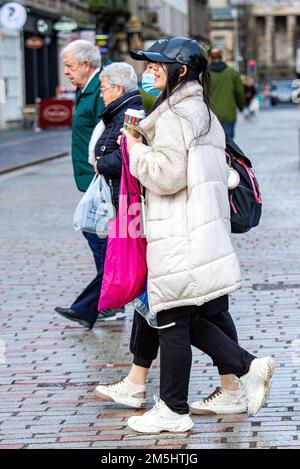 Dundee, Tayside, Écosse, Royaume-Uni. 29th décembre 2022. Météo au Royaume-Uni : sur un matin lumineux et humide de décembre dans le nord-est de l'Écosse, les températures ont chuté à 5°C. Malgré le temps froid et la réalité que l'inflation en Écosse est à un sommet de 41 ans, quelques personnes sont dehors et à pied des boutiques de High Street dans le centre-ville de Dundee à la recherche de ventes d'hiver, mais faire du shopping sagement. Crédit : Dundee Photographics/Alamy Live News Banque D'Images