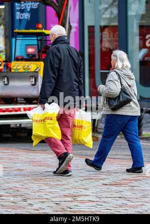 Dundee, Tayside, Écosse, Royaume-Uni. 29th décembre 2022. Météo au Royaume-Uni : sur un matin lumineux et humide de décembre dans le nord-est de l'Écosse, les températures ont chuté à 5°C. Malgré le temps froid et la réalité que l'inflation en Écosse est à un sommet de 41 ans, quelques personnes sont dehors et à pied des boutiques de High Street dans le centre-ville de Dundee à la recherche de ventes d'hiver, mais faire du shopping sagement. Crédit : Dundee Photographics/Alamy Live News Banque D'Images