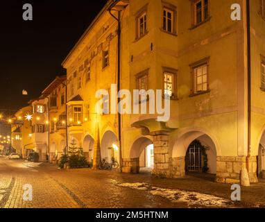 Egna dans le Tyrol du Sud (Neumarkt): La célèbre vieille ville pendant la fête de Noël, province de Bolzano, Trentin-Haut-Adige - Italie du Nord, Europe- Banque D'Images