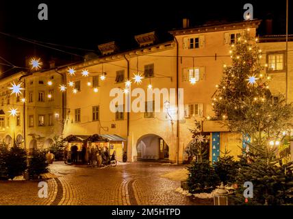 Egna dans le Tyrol du Sud (Neumarkt): La célèbre vieille ville pendant la fête de Noël, province de Bolzano, Trentin-Haut-Adige - Italie du Nord, Europe- Banque D'Images