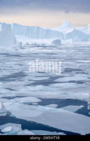 Glace de mer dans le fjord à l'embouchure du glacier Kangia à Ilulissat, à l'ouest du Groenland Banque D'Images