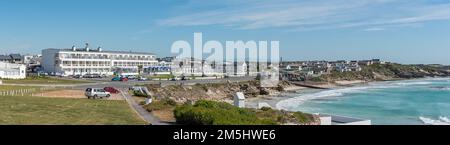 Arniston, Afrique du Sud - 22 septembre 2022 : vue sur l'hôtel Arniston, le village de pêcheurs historique de Kassiesbaai et le port d'Arniston, à l'ouest Banque D'Images