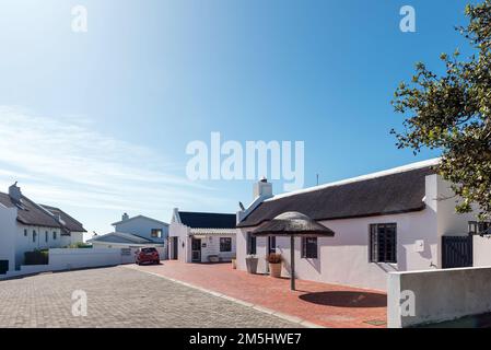 Arniston, Afrique du Sud - 22 septembre 2022: Une scène de rue, avec le bureau de réception de Arniston Seaside Cottages, à Arniston dans l'ouest du Cap Provincic Banque D'Images