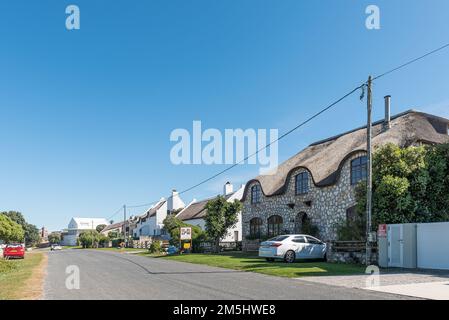 Arniston, Afrique du Sud - 22 septembre 2022 : une scène de rue, avec des maisons d'hôtes, à Arniston, dans la province du Cap occidental Banque D'Images