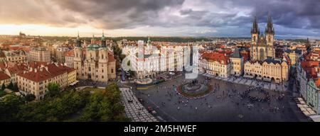 Vue panoramique sur la place de la vieille ville avec l'église de Tyn et la rue Eglise Nicholas - Prague, République Tchèque Banque D'Images