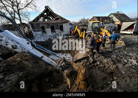 STEPNE, UKRAINE - 29 DÉCEMBRE 2022 - les employés des services publics traitent des conséquences d'une attaque russe de missiles S-300 sur le village de Stepne, Zaporizhzhia Reg Banque D'Images