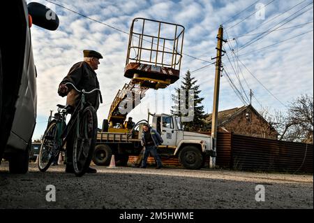 STEPNE, UKRAINE - 29 DÉCEMBRE 2022 - les employés des services publics rétablissent l'alimentation électrique après une attaque par missile russe S-300 sur le village de Stepne, dans la région de Zaporizhzhia Banque D'Images