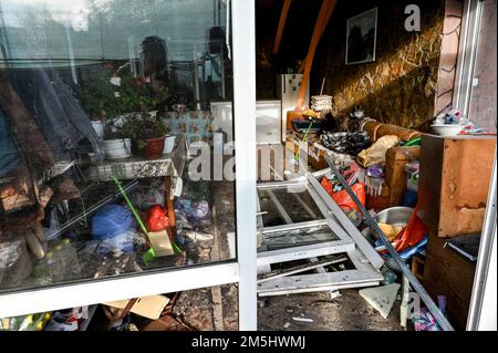 STEPNE, UKRAINE - 29 DÉCEMBRE 2022 - le mobilier cassé est vu dans une maison détruite lors d'une attaque russe de missiles S-300 sur le village de Stepne, Zaporizhz Banque D'Images