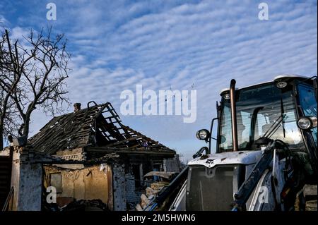 STEPNE, UKRAINE - 29 DÉCEMBRE 2022 - Un tracteur est vu à l'extérieur d'une maison détruite lors d'une attaque russe de missiles S-300 sur le village de Stepne, Zaporizhzhia Re Banque D'Images