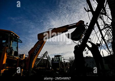 STEPNE, UKRAINE - 29 DÉCEMBRE 2022 - une pelle hydraulique est vue sur la scène où un missile russe S-300 a atterri dans le village de Stepne, dans la région de Zaporizhzhia, s Banque D'Images