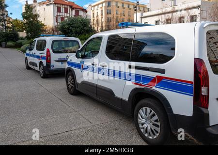 Véhicules de patrouille et d'intervention de la police municipale garés dans la rue Banque D'Images