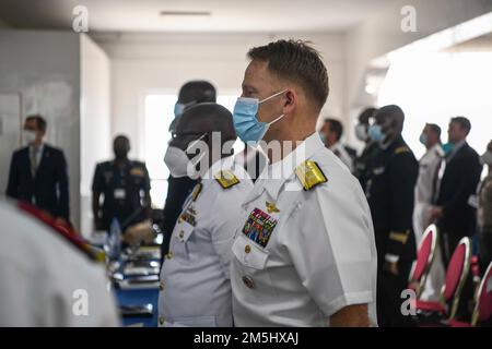 220318-N-DO281-1245 DAKAR (Sénégal) (18 mars 2022) Rear ADM. Benjamin Reynolds, directeur du quartier général maritime, États-Unis Forces navales Europe et Afrique, est à l'attention de l'hymne national sénégalais lors de la cérémonie de clôture de l'exercice Obangame Express 2022 au quartier général de la marine sénégalaise, à Dakar, Sénégal, 18 mars 2022. Obangame Express 2022, réalisé par U.S. Forces navales Afrique, est un exercice maritime en mer conçu pour améliorer la coopération entre les pays participants afin d'accroître la sécurité et la sûreté maritimes dans la région côtière du golfe de Guinée et de l'Afrique de l'Ouest Banque D'Images