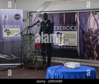 220318-N-DO281-1280 DAKAR (Sénégal) (18 mars 2022) le sous-ministre adjoint Oumar Wade, chef de la Marine sénégalaise, prend la parole lors de la cérémonie de clôture de l'exercice Obangame Express 2022 au quartier général de la Marine sénégalaise, à Dakar (Sénégal), 18 mars 2022. Obangame Express 2022, réalisé par U.S. Forces navales Afrique, est un exercice maritime en mer conçu pour améliorer la coopération entre les pays participants afin d'accroître la sécurité et la sûreté maritimes dans les régions côtières du golfe de Guinée et de l'Afrique de l'Ouest. ÉTATS-UNIS La sixième flotte, dont le siège est à Naples, en Italie, dirige toute la gamme des opéras interarmées et naval Banque D'Images