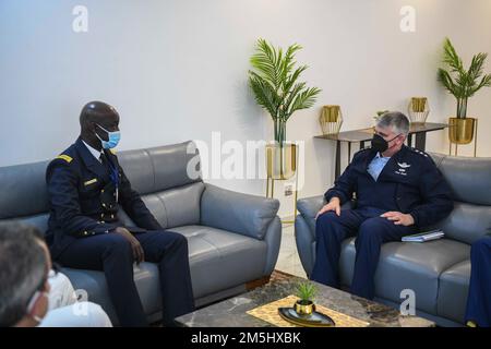 220318-N-DO281-1197 DAKAR, Sénégal (18 mars 2022) États-Unis Général de corps aérien Kirk Smith, commandant adjoint, États-Unis Le Commandement de l'Afrique, à droite, rencontre l'ADM. Oumar Wade, Chef de la Marine sénégalaise, au quartier général de la Marine sénégalaise, à Dakar, au Sénégal, lors de la cérémonie de clôture de l'exercice Obangame Express 2022, 18 mars 2022. Obangame Express 2022, réalisé par U.S. Forces navales Afrique, est un exercice maritime en mer conçu pour améliorer la coopération entre les pays participants afin d'accroître la sécurité et la sûreté maritimes dans les régions côtières du golfe de Guinée et de l'Afrique de l'Ouest. ÉTATS-UNIS Sixième FLE Banque D'Images