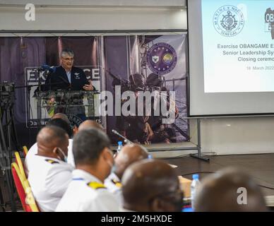 220318-N-DO281-1305 DAKAR, Sénégal (18 mars 2022) États-Unis Général de corps aérien Kirk Smith, commandant adjoint, États-Unis Commandement de l'Afrique, s'exprime lors de la cérémonie de clôture de l'exercice Obangame Express 2022 au quartier général de la marine sénégalaise, à Dakar, Sénégal, 18 mars 2022. Obangame Express 2022, réalisé par U.S. Forces navales Afrique, est un exercice maritime en mer conçu pour améliorer la coopération entre les pays participants afin d'accroître la sécurité et la sûreté maritimes dans les régions côtières du golfe de Guinée et de l'Afrique de l'Ouest. ÉTATS-UNIS La sixième flotte, dont le siège social est à Naples, en Italie, dirige le spectateur Banque D'Images