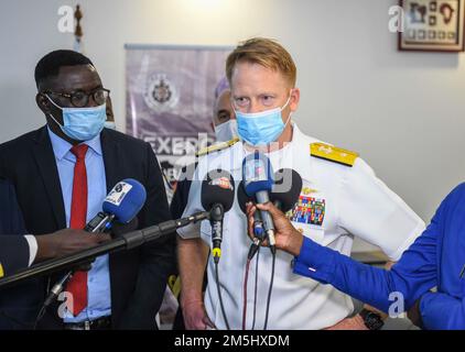 220318-N-DO281-1347 DAKAR (Sénégal) (18 mars 2022) Rear ADM. Benjamin Reynolds, directeur du quartier général maritime, États-Unis Forces navales Europe et Afrique, parle avec les médias militaires et locaux lors de la cérémonie de clôture de l'exercice Obangame Express 2022 au quartier général de la marine sénégalaise, à Dakar, Sénégal, 18 mars 2022. Obangame Express 2022, réalisé par U.S. Forces navales Afrique, est un exercice maritime en mer conçu pour améliorer la coopération entre les pays participants afin d'accroître la sécurité et la sûreté maritimes dans les régions côtières du golfe de Guinée et de l'Afrique de l'Ouest. ÉTATS-UNIS Sixième Banque D'Images