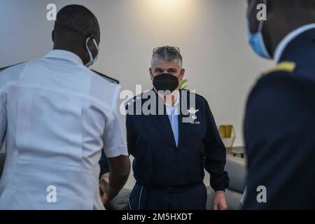 220318-N-DO281-1307 DAKAR, Sénégal (18 mars 2022) États-Unis Général de corps aérien Kirk Smith, commandant adjoint, États-Unis Le Commandement de l'Afrique rencontre les partenaires africains lors de la cérémonie de clôture de l'exercice Obangame Express 2022 au quartier général de la marine sénégalaise, à Dakar, Sénégal, 18 mars 2022. Obangame Express 2022, réalisé par U.S. Forces navales Afrique, est un exercice maritime en mer conçu pour améliorer la coopération entre les pays participants afin d'accroître la sécurité et la sûreté maritimes dans les régions côtières du golfe de Guinée et de l'Afrique de l'Ouest. ÉTATS-UNIS Sixième flotte, dont le siège social est à Naples, Italie, con Banque D'Images