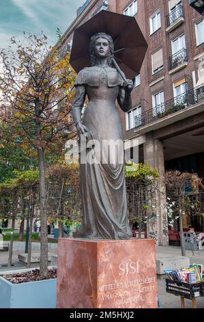 Statue de Sisi (Erzsebet Kiralyne, 1837-1898), Madach Ter, Budapest, Hongrie. Reine Elisabeth de Hongrie, impératrice d'Autriche, assassinée par Banque D'Images