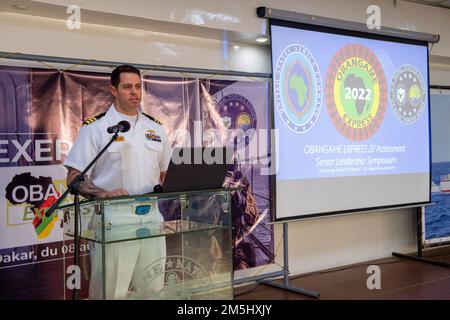 220318-N-ZA688-0003 DAKAR, Sénégal (18 mars 2022) Cmdr. Richard Martucci, États-Unis L’évaluateur des forces navales africaines pour l’exercice Obangame Express 2022 présente ses conclusions lors du Symposium des hauts dirigeants de l’exercice au quartier général de la marine sénégalaise, à Dakar, Sénégal, 18 mars 2022. Obangame Express, dirigé par les États-Unis Forces navales Afrique, est un exercice maritime en mer conçu pour améliorer la coopération entre les pays participants afin d'accroître la sécurité et la sûreté maritimes dans les régions côtières du golfe de Guinée et de l'Afrique de l'Ouest. ÉTATS-UNIS Sixième flotte, dont le siège social se trouve à Naples, Italie, Banque D'Images