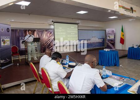 220318-N-ZA688-0014 DAKAR, Sénégal (18 mars 2022) Cmdr. Richard Martucci, États-Unis L’évaluateur des forces navales africaines pour l’exercice Obangame Express 2022 présente ses conclusions lors du Symposium des hauts dirigeants de l’exercice au quartier général de la marine sénégalaise, à Dakar, Sénégal, 18 mars 2022. Obangame Express, dirigé par les États-Unis Forces navales Afrique, est un exercice maritime en mer conçu pour améliorer la coopération entre les pays participants afin d'accroître la sécurité et la sûreté maritimes dans les régions côtières du golfe de Guinée et de l'Afrique de l'Ouest. ÉTATS-UNIS Sixième flotte, dont le siège social se trouve à Naples, Italie, Banque D'Images