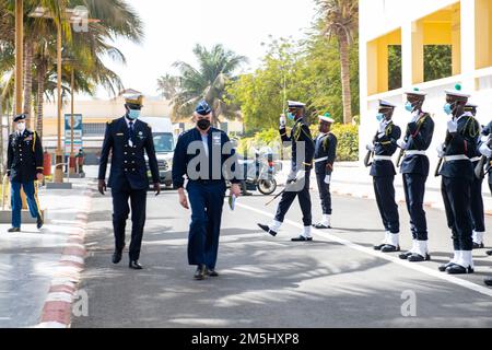 220318-N-ZA688-0049 DAKAR, Sénégal (18 mars 2022) États-Unis Général de corps aérien Kirk Smith, commandant adjoint, États-Unis Le Commandement de l’Afrique, à droite, marche avec Oumar Wade, Chef de marine sénégalais, passé la Garde de couleur sénégalaise au quartier général de la Marine nationale, à Dakar (Sénégal), le 18 mars 2022. Obangame Express 2022, réalisé par U.S. Forces navales Afrique, est un exercice maritime en mer conçu pour améliorer la coopération entre les pays participants afin d'accroître la sécurité et la sûreté maritimes dans les régions côtières du golfe de Guinée et de l'Afrique de l'Ouest. ÉTATS-UNIS Sixième flotte, dont le siège social se trouve à Naples, Banque D'Images