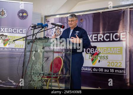 220318-N-ZA688-0135 DAKAR, Sénégal (18 mars 2022) États-Unis Le lieutenant général de la Force aérienne Kirk Smith, commandant adjoint du US Africa Command, prononce des remarques lors de la cérémonie de clôture de l'exercice Obangame Express au quartier général de la marine sénégalaise, à Dakar, Sénégal, le 18 mars 2022. Obangame Express 2022, réalisé par U.S. Forces navales Afrique, est un exercice maritime en mer conçu pour améliorer la coopération entre les pays participants afin d'accroître la sécurité et la sûreté maritimes dans les régions côtières du golfe de Guinée et de l'Afrique de l'Ouest. ÉTATS-UNIS La sixième flotte, dont le siège social est à Naples, en Italie, réalise l'intégralité Banque D'Images