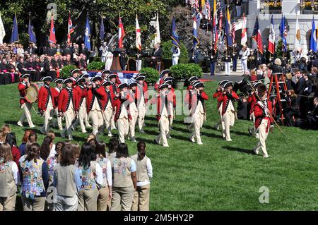 Le pape Benoît XVI, à gauche, et le président des États-Unis George W. Bush, à droite, regardent comme le Fife et le Drum corps de la vieille garde se produit lors de la cérémonie d'arrivée en l'honneur du Pontife à la Maison Blanche à Washington, D.C., mercredi, 16 avril 2008. .Credit: Ron Sachs / CNP.(RESTRICTION: PAS de journaux ou journaux New York ou New Jersey dans un rayon de 75 miles de New York City) Banque D'Images