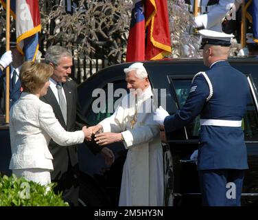 Le pape Benoît XVI , à droite, est accueilli par la première dame Laura Bush, à gauche, et le président américain George W. Bush, au centre, alors qu'il arrive à la Maison Blanche à Washington, D.C., mercredi, 16 avril 2008. .Credit: Ron Sachs / CNP.(RESTRICTION: PAS de journaux ou journaux New York ou New Jersey dans un rayon de 75 miles de New York City) Banque D'Images