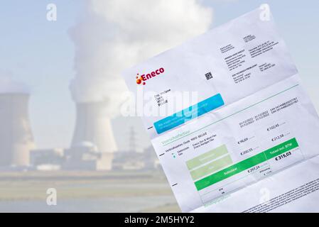 Facture d'Eneco, producteur et fournisseur belge de gaz naturel et d'électricité devant la centrale nucléaire de Doel en Belgique Banque D'Images