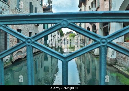 Treviso e Ponte Buranelli incorniciato sul canale del fiume Sile - centro storico della città artistica italiana da visitare Banque D'Images