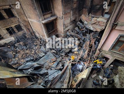 Katmandou, Bagmati, Népal. 29th décembre 2022. Les gens se rassemblent autour du site d'un accident d'incendie à junkyard à Katmandou, capitale du Népal sur 29 décembre 2022. L'incendie n'a fait aucune victime. (Image de crédit : © Sunil Sharma/ZUMA Press Wire) Banque D'Images