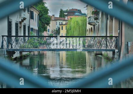 Treviso e Ponte Buranelli incorniciato sul canale del fiume Sile - centro storico della città artistica italiana da visitare Banque D'Images