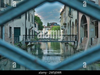 Treviso e Ponte Buranelli incorniciato sul canale del fiume Sile - centro storico della città artistica italiana da visitare Banque D'Images