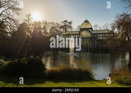 Le Glass Palace est situé dans le parc El Retiro, un site classé au patrimoine mondial de l'UNESCO. Il a été construit à l'origine en 1887 comme serre pour mettre en valeur la flore et la faune Banque D'Images