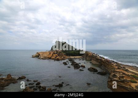 Un paysage du Geopark de Yehliu entouré par la mer lors d'une journée sombre à New Taipei City, Taiwan Banque D'Images