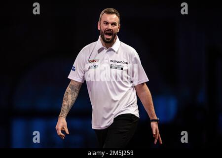 Ross Smith réagissant au cours du douze jour du Championnat du monde des fléchettes de Cazoo à Alexandra Palace, Londres. Date de la photo: Jeudi 29 décembre 2022. Banque D'Images